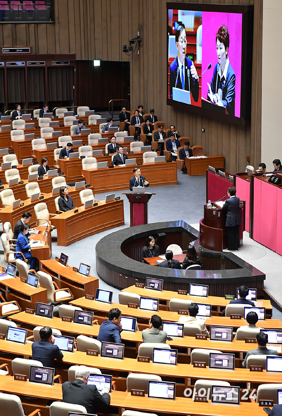 김윤덕 국토교통부 장관이 17일 서울 여의도 국회에서 열린 본회의에서 경제 분야 관련 대정부질문에서 질의에 답변하고 있다. [사진=곽영래 기자]