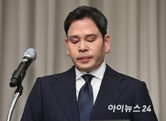 정용진 신세계그룹 회장이 26일 서울 강남구 조선팰리스 호텔에서 스타벅스 5.18 '탱크데이' 마케팅 관련 대국민 사과를 하고 있다. [사진=곽영래 기자]