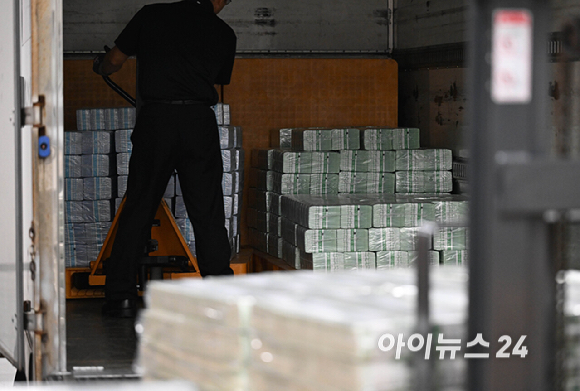 5일 서울 중구 한국은행 화폐수납장에서 관계자들이 추석 화폐 공급을 하고 있다 [사진=사진공동취재단]