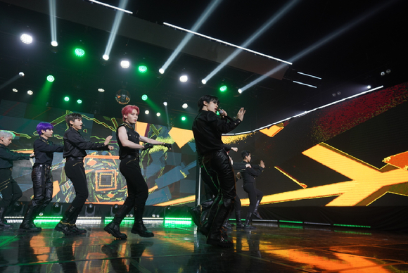 그룹 오메가엑스가 6일 첫 번째 싱글 ‘WHAT'S GOIN' ON’ 발매 기념 온라인 쇼케이스에서 포즈를 취하고 있다. [사진=스파이어엔터테인먼트]
