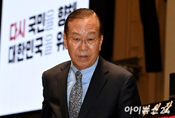 권영세 국민의힘 비상대책위원장이 10일 서울 여의도 국회에서 사상 초유의 대선 후보 교체에 대한 입장을 밝히고 있다. [사진=연합뉴스]