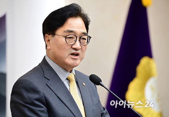 우원식 국회의장이 24일 오후 서울 여의도 국회에서 방송법 중재안 등 국회 현안 관련 기자회견을 하고 있다. [사진=곽영래 기자]