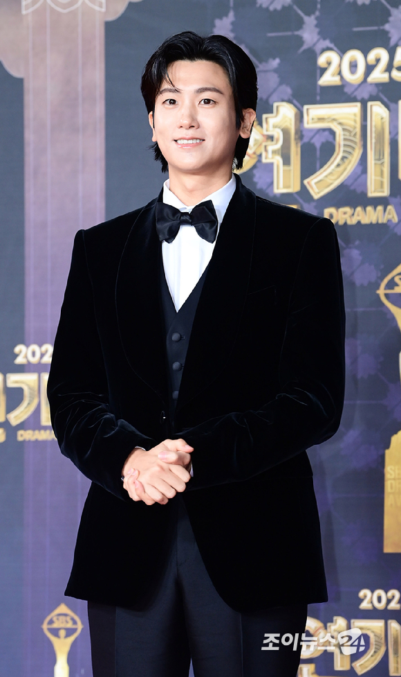 '보물섬' 배우 박형식이 31일 오후 서울 마포구 상암동 SBS 프리즘타워에서 열린&nbsp;2025 SBS 연기대상&nbsp;레드카펫 행사에 참석하고 있다. [사진=정소희 기자]