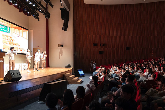 삼성E&A 임직원 가족들이 가족초청행사 공연을 관람하고 있다. [사진=삼성E&A]