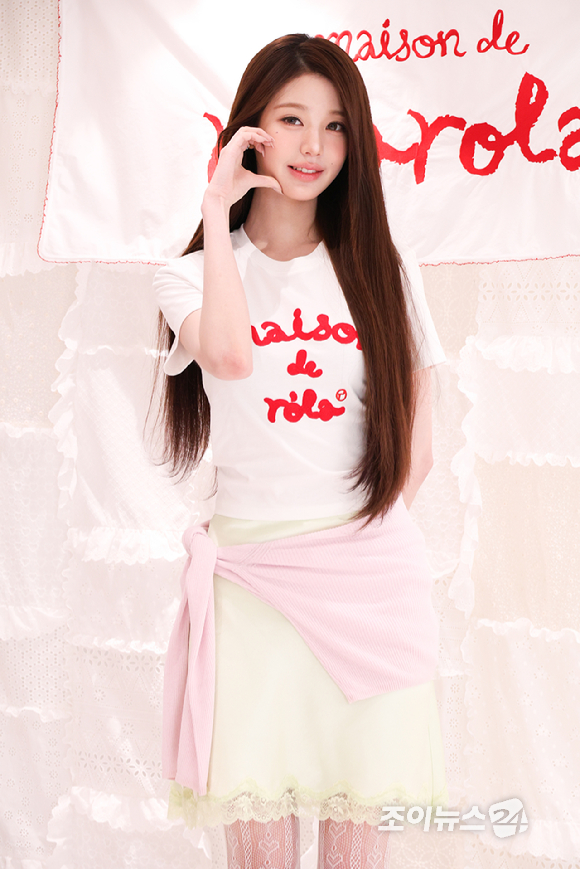 그룹 아이브 장원영이 1일 오전 서울 종로구 로라로라 서촌점에서 진행된 프렌치 감성 영 클래식 여성복 브랜드 로라로라 서촌점 오픈 기념 행사에 참석해 포즈를 취하고 있다. [사진=문수지 기자]