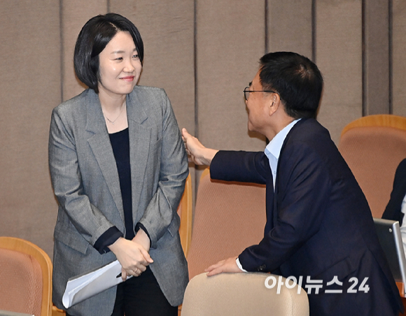 이소영 중소벤처기업부 장관 후보자가 17일 오후 서울 여의도 국회에서 열린 제439회 국회(정기회) 제9차 본회의에서 국민의힘 의원과 이야기를 나누고 있다. 이날 이 후보자에 대한 인사청문보고서는 채택이 불발되었다. [사진=곽영래 기자]