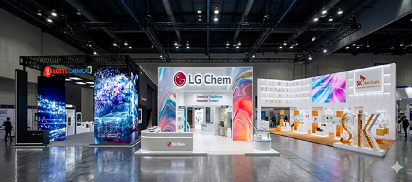 왼쪽부터 롯데케미칼, LG화학, SK케미칼의 차이나플라스 2026 전시부스 전경. [사진=각사]