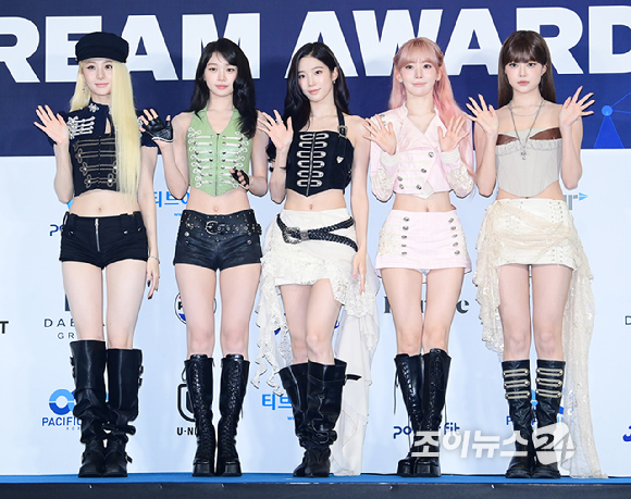 그룹 르세라핌(LE SSERAFIM)이 27일 경기 고양시 킨텍스에서 열린 2026 케이 월드 드림 어워즈(K WORLD DREAM AWARDS)' 블루카펫에 참석하고 있다. [사진=정소희 기자]