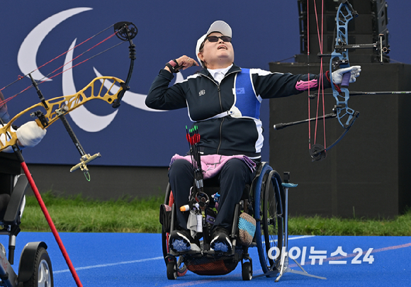 양궁 대표팀 김옥금이 31일(현지시간) 파리 앵발리드에서 열린 2024 파리 패럴림픽 양궁 여자 컴파운드 W1 동메달 결정전에서 체코를 상대로 경기를 펼치고 있다. [사진=사진공동취재단]