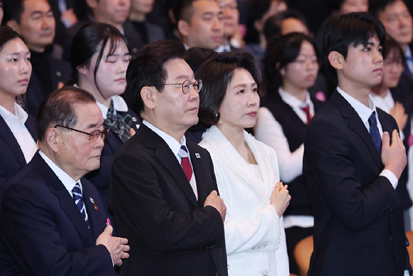 이재명 대통령과 김혜경 여사, 이종찬 광복회장 등이 1일 서울 강남구 코엑스에서 열린 제107주년 3&middot;1절 기념식에서 국기에 경례하고 있다. 2026.3.1 [청와대통신사진기자단] [사진=연합뉴스]