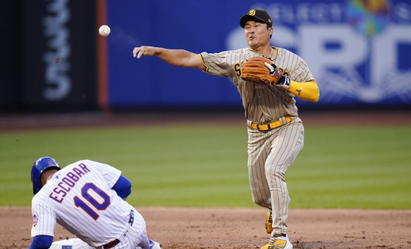 MLB 샌디에이고에서 뛰고 있는 김하성(오른쪽)이 24일(한국시간) 열린 뉴욕 메츠와 원정 경기 도중 더블 플레이를 완성하는 송구를 시도하고 있다. [사진=뉴시스]