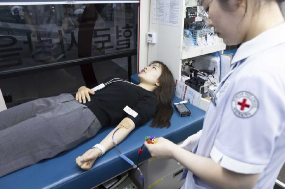 SK텔레콤과 SK ICT 패밀리사 구성원이 자발적으로 헌혈 릴레이에 참여하고 있는 모습. [사진=SKT]