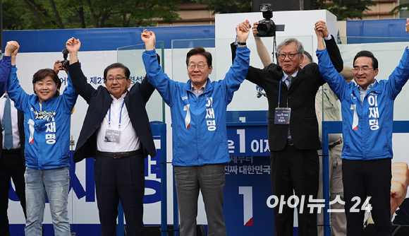 이재명 더불어민주당 대선 후보가 28일 서울 광진구 능동로 어린이대공원 정문 앞에서 열린 서울 광진구•중랑구 집중유세에서 지지자들에게 인사하고 있다. [사진=곽영래 기자]