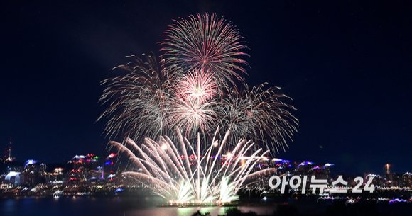 '2026 서울세계불꽃축제'가 5일 서울 여의도 한강공원 일대에서 열린 가운데 화려한 불꽃이 밤하늘을 장식하고 있다. [사진=곽영래 기자]