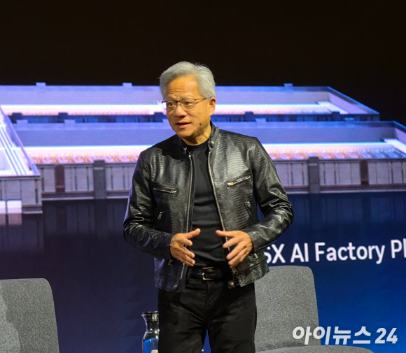 젠슨 황 엔비디아 CEO가 2일 대만 그랜드 하이라이 호텔에서 열린 미디어 Q&A 세션에서 인사말을 하고 있다. [사진=황세웅 기자]