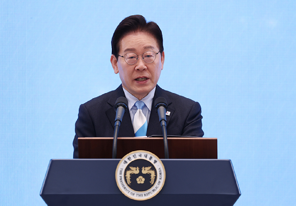 이재명 대통령이 1일 청와대 영빈관에서 열린 노동절 기념식에서 기념사하고 있다. 청와대가 노동절 기념식을 개최한 것은 사상 처음이다. 2026.5.1 [사진=연합뉴스]