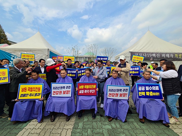 남원시의원들이 국립의전원 설립을 위해 국회를 방문, 삭발투쟁을 하고 있다. [사진=남원시의회 ]