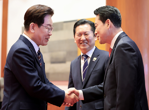 이재명 대통령이 7일 청와대에서 열린 여야정 민생경제 협의체 회담에서 국민의힘 장동혁 대표와 인사하고 있다. 2026.4.7 [사진=연합뉴스]