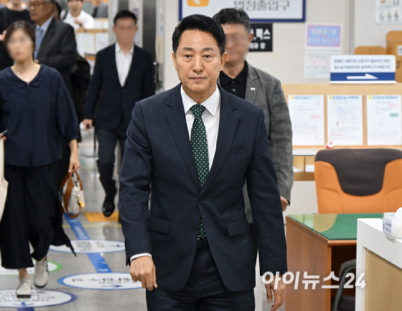 오세훈 서울시장이 21일 서울 서초구 서울고등법원에서 열린 정치자금법 위반 혐의 2심 첫 공판에 출석하고 있다. [사진=사진공동취재단 ]