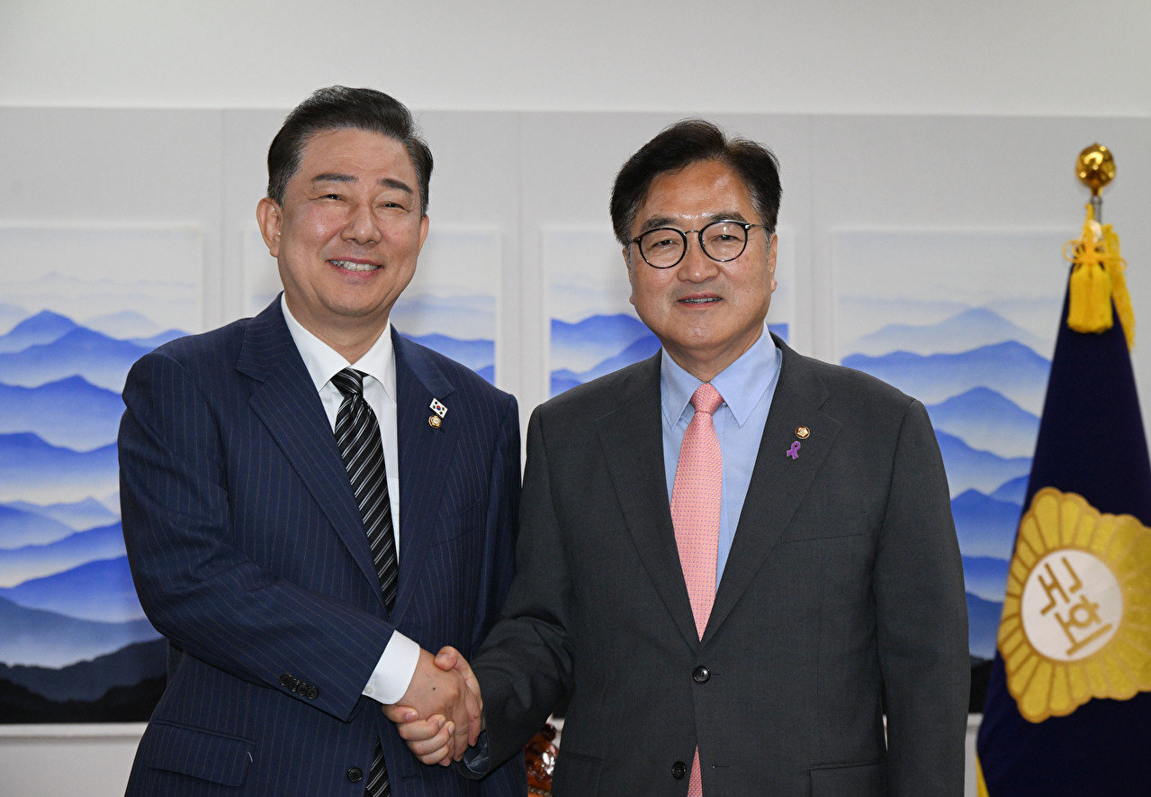 우원식 국회의장(오른쪽)이 16일 국회 의장실을 예방한 더불어민주당 김병기 당 대표 직무대행 겸 원내대표와 인사하고 있다. 2025.6.16 [공동취재] [사진=연합뉴스]