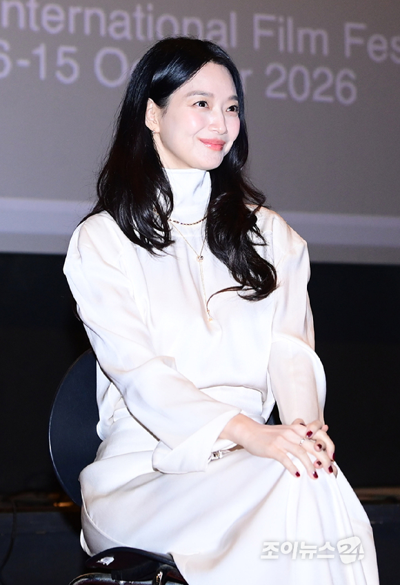 배우 신민아가 9일 부산 해운대구 신세계백화점 센텀시티점 문화홀에서 열린 제31회 부산국제영화제 '재혼 황후' GV(관객과의 대화)에 참석하고 있다. [사진=정소희 기자]