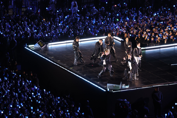 방탄소년단(BTS)이 21일 오후 서울 광화문 광장에서 정규 5집 '아리랑(ARIRANG)' 앨범 발매를 기념해 컴백 무대를 선보이고 있다. [사진=사진공동취재단]