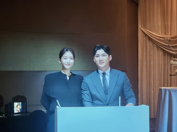 LG 트윈스 오지환은 아내 김영은(왼쪽) 씨와 함께 LG 팬 김남현 씨의 결혼식장을 찾아 공동 사회를 봤다. [사진=LG 트윈스]