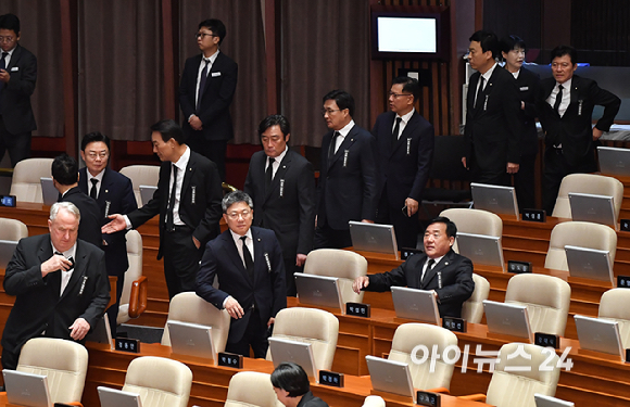 1일 오후 서울 여의도 국회에서 열린 제429회 국회(정기회) 개회식에서 국민의례를 하고 있다. 국민의힘 의원들의 검은 옷과 더불어민주당 의원 등의 한복이 대비되고 있다. [사진=곽영래 기자]