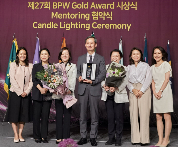 CJ제일제당_최은석 대표가 BPW Gold Award를 수상했다. (가운데) 최은석 대표. [사진= CJ제일제당]