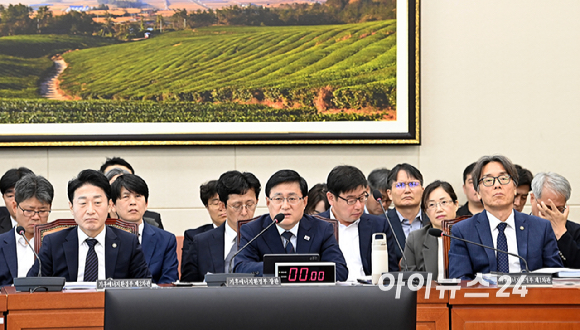 김성환 기후에너지환경부장관이 6일 서울 여의도 국회에서 열린 기후에너지환경노동위원회 국정감사에서 의원 질의에 답변하고 있다. [사진=곽영래 기자]