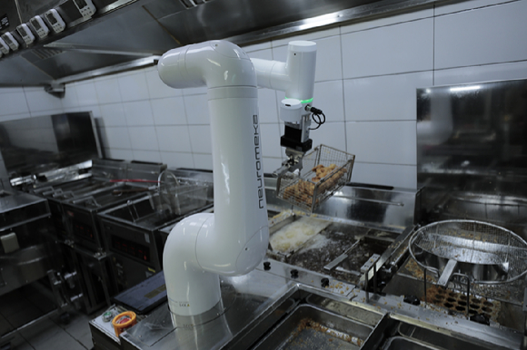 bhc 튀김로봇 '튀봇'이 치킨을 조리하고 있다. [사진=교촌치킨 bhc]