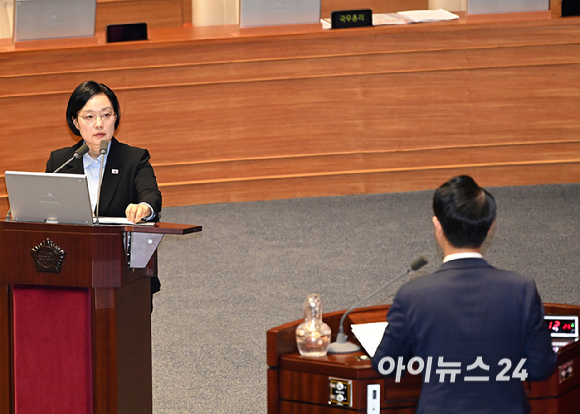 한성숙 국무총리가 14일 서울 여의도 국회에서 열린 제439회 국회(정기회) 제8차 본회의에서 김영호 더불어민주당 의원의 교육&middot;사회&middot;문화에 관한 대정부질문에 답하고 있다. [사진=곽영래 기자]