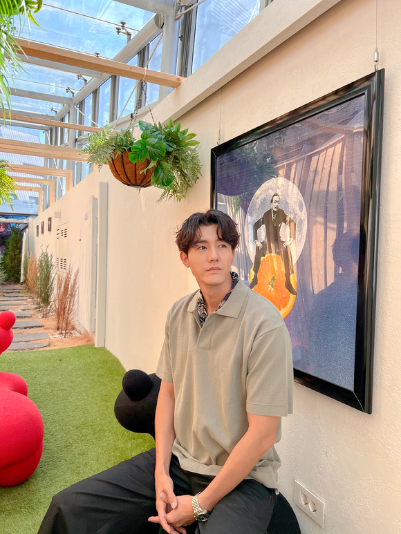 이기우가 '나의 해방일지' 종영 인터뷰를 진행, 사진을 촬영하고 있다. [사진=네버다이엔터테인먼트]