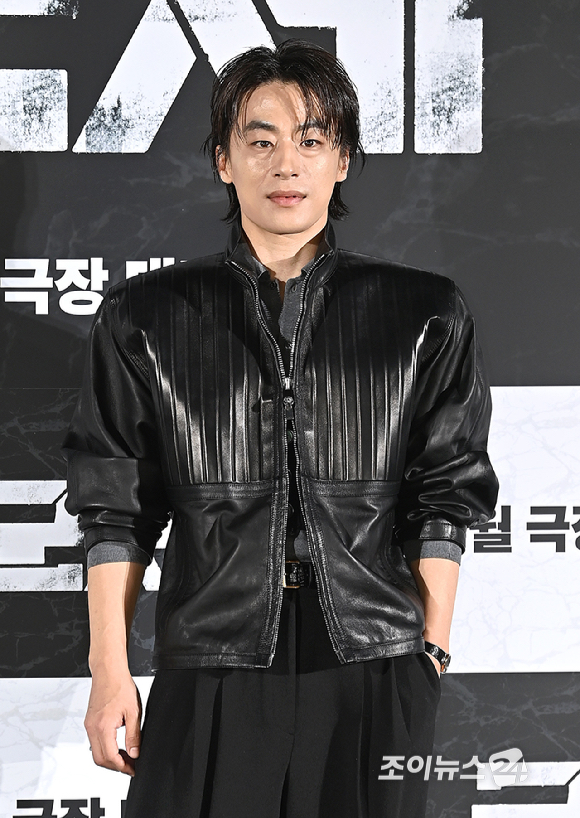 배우 구교환이 6일 오전 서울 용산구 CGV 용산아이파크몰에서 열린 영화 '군체' 제작보고회에서 포토타임을 갖고 있다. [사진=곽영래 기자]