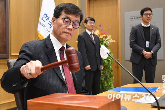 이창용 한국은행 총재가 28일 오전 서울 중구 한국은행에서 열린 금융통화위원회에서 의사봉을 두드리고 있다. [사진=사진공동취재단]