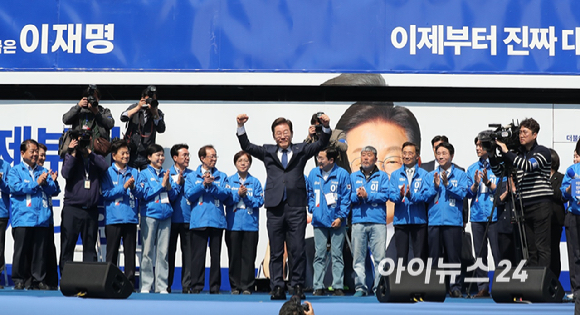 더불어민주당 이재명 대선 후보가 6·3 대통령선거 공식 선거운동 첫날인 12일 '빛의 혁명'을 상징하는 공간인 서울 광화문 청계광장에서 첫 유세를 시작하며 두 팔을 번쩍 들고 있다. [사진=곽영래 기자]