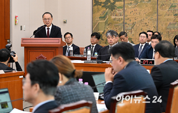 이용수 대한축구협회 회장 직무대행이 21일 서울 여의도 국회에서 열린 문화체육관광위원회의 대한체육회 등에 대한 국정감사에서 질의에 답변하고 있다. [사진=곽영래 기자]