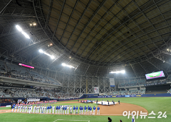 2021 KBO리그 한국시리즈 미디어데이가 13일 오후 마련된다. 올해 한국시리즈가 열리는 고척 스카이돔 전경. 사진은 지난 2015년 개장 기념 경기로 열린 한국과 쿠바의 2015 서울 슈퍼시리즈 장면. [사진=아이뉴스24 포토 DB]