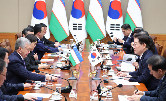 이재명 대통령이 14일 청와대에서 열린 샤브카트 미르지요예프 우즈베키스탄 대통령과의 확대 정상회담에서 발언하고 있다. 2026.9.14 [사진=연합뉴스]