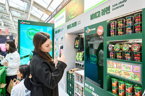이탈리아 밀라노 산시로 스타디움에서 열린 2026 밀라노-코르티나담페초 동계올림픽 개회식. 대한민국 기수인 피겨 차준환과 스피드스케이팅 박지우가 태극기를 들고 입장하고 있다. [사진=연합뉴스]