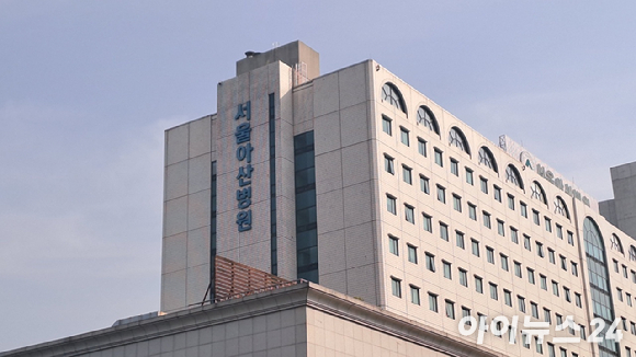 윤석열 대통령의 아세안 정상회의 참석에 동행한 김건희 여사가 지난해 10월 9일(현지시간) 라오스 비엔티안 왓타이 국제공항에 도착해 환영나온 라오스측 인사와 대화하고 있다. [사진=연합뉴스]