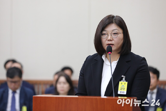 김주영 어도어 대표이사 겸 하이브 최고인사책임자가 15일 오후 국회에서 열린 환경노동위원회의 국정감사에 증인으로 출석해 의원 질의에 답변하고 있다. [사진=곽영래 기자]