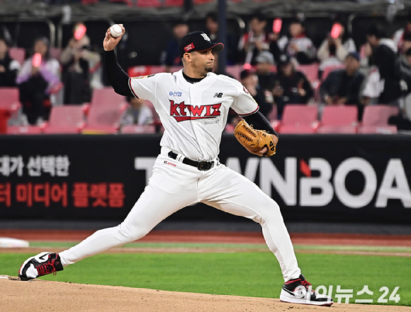 30일 오후 수원 KT위즈파크에서 '2023 KBO 포스트시즌 플레이오프' 1차전 KT 위즈와 NC 다이노스의 경기가 열렸다. 1회초 KT 쿠에바스가 역투하고 있다. 쿠에바스는 8일 잠실구장에서 열리는 LG 트윈스와 한국시리즈 2차전 선발투수로 나온다. [사진=곽영래 기자]