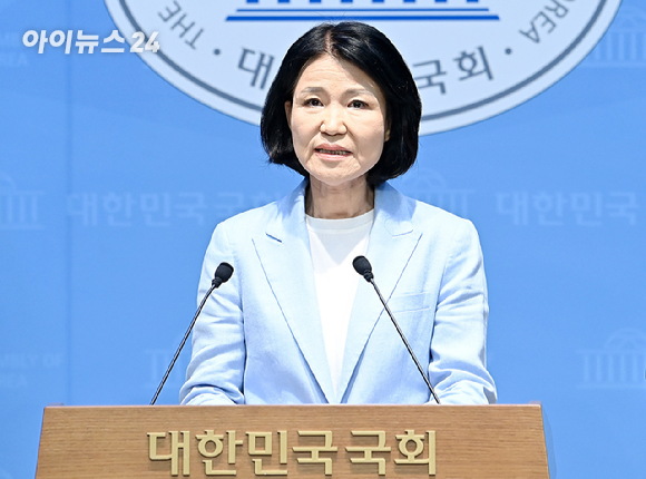더불어민주당 박균택 원내부대표, 이주희 원내대변인이 14일 서울 여의도 국회 의안과에 5.18 왜곡폄훼 이진숙 국회의원 제명 촉구 결의안을 제출하고 있다. [사진=곽영래 기자]