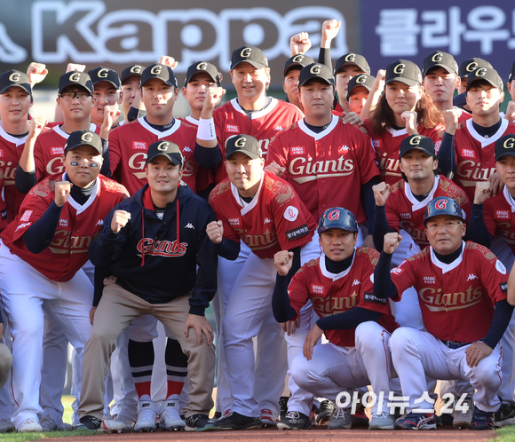 '조선의 4번 타자' 롯데 이대호의 은퇴식이 8일 부산 동래구 사직야구장에서 열린 가운데 이대호의 다양한 모습. [사진=정소희 기자]