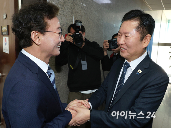 더불어민주당 정청래 대표와 전재수 의원이 12일 서울 여의도 국회에서 면담에 앞서 악수를 하고 있다. [사진=곽영래 기자]