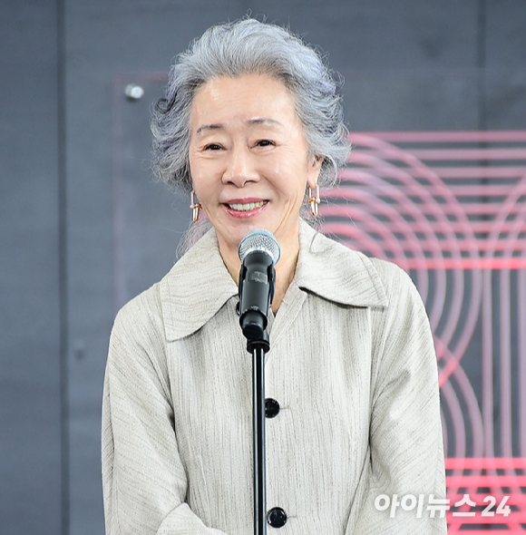 배우 윤여정이 지난해 9월 19일 오후 부산광역시 해운대구 우동 영화의 전당에서 열린 제30회 부산국제영화제(BIFF) '결혼 피로연' 야외무대인사 행사에 참석하고 있다. [사진=정소희 기자]
