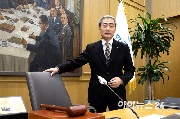 신현송 한국은행 총재가 22일 오전 서울 중구 한국은행에서 열린 금융통화위원회 본회의에 참석해 의사봉을 두드리고 있다. 2026.10.22. [사진=사진공동취재단]