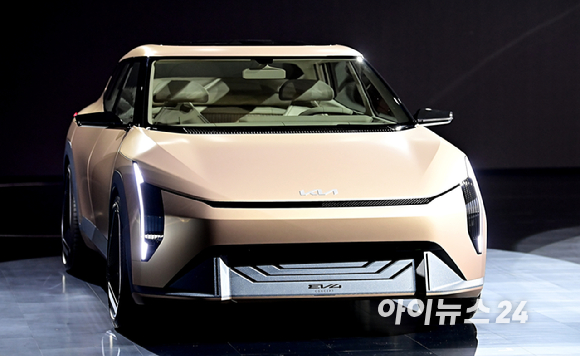 기아가 12일 경기 여주시 마임비전빌리지에서 열린 '2023 기아 EV 데이'에서 콘셉트카 'EV4'를 공개하고 있다. [사진=곽영래 기자]