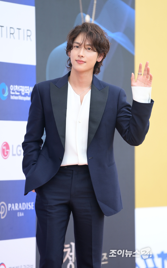 배우 임시완이 19일 인천광역시 중구 파라다이스시티에서 열린 '제1회 청룡시리즈어워즈' 시상식에 참석해 레드카펫을 밟고 있다. [사진=정소희 기자]